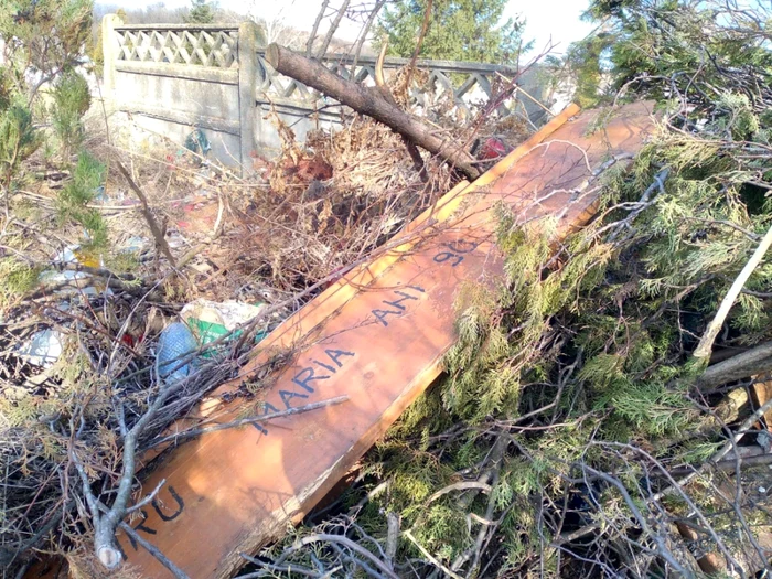 sicriu arucat peste gardul cimitirului din slatina - foto fb laura mira