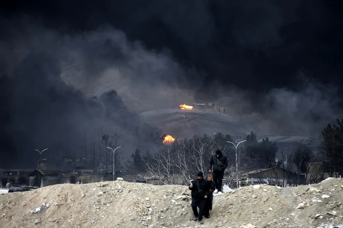 Nori de fum se ridică deasupra Teheranului după bombardarea depozitelor de petrol FOTO Profimedia