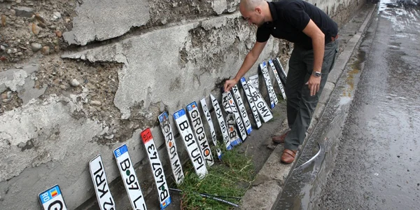 Plăcuţele de înmatriculare cu trei cifre se vor da începând de astăzi