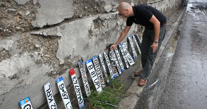 Plăcuţele de înmatriculare cu trei cifre se vor da începând de astăzi