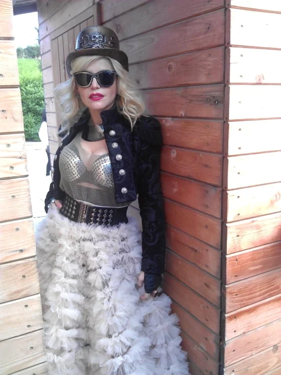 
    Loredana Groza şi-a sărbătorit ziua de naştere în Oneşti (foto:Facebook)  