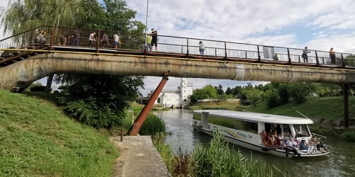 Podul pietonal de la Uzina de Apă este înfruseţat de voluntari FOTO Ş.Both