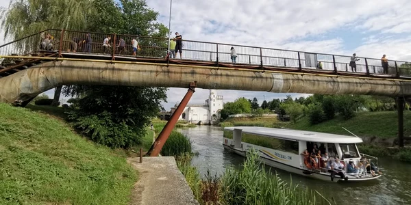 Podul pietonal de la Uzina de Apă este înfruseţat de voluntari FOTO Ş.Both