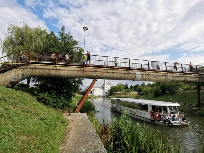 Podul de la Uzina de Apă este înfrumuseţat de voluntari FOTO Ş.Both