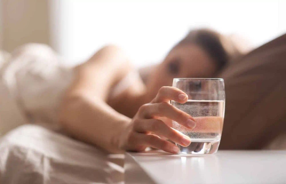 Ceață cerebrală și durere de cap. Două din cele șase semne că nu bei suficientă apă, avertizează medicii
