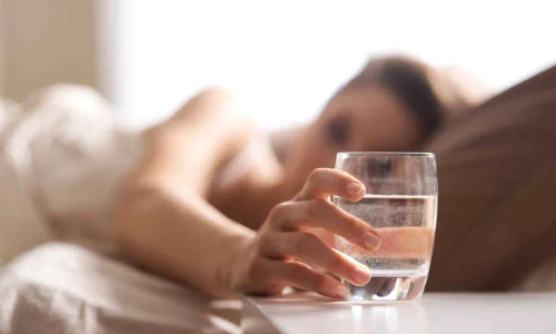 pahar de apa pe noptiera webp