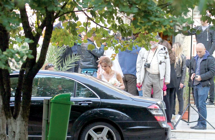 Alina a îmbrăcat o  rochie frumoasă, care  i-a pus în evidență  decolteul generos