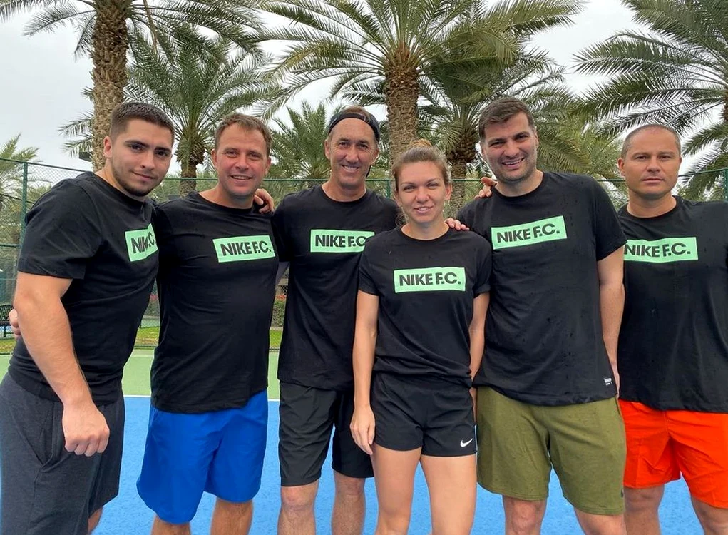 Simona Halep, alaturi de iubitul ei, Toni Iuric, si de echipa ei, in Dubai
