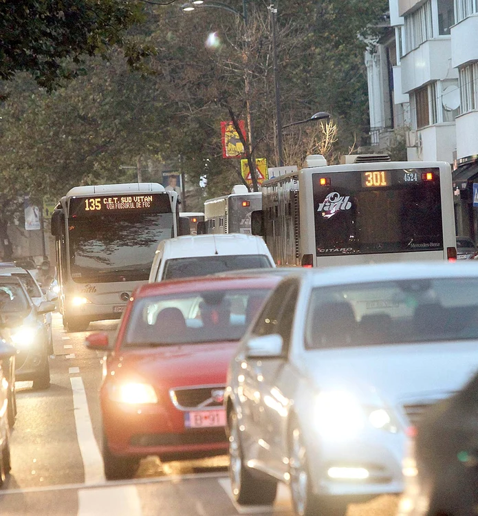 
    Intersecţia buclucaşă dă fiori şoferilor RATB  