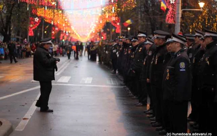 Poliţiştii locali din Hunedoara şi-au făcut simţită prezenţa mai mult la parade. ARHIVĂ.