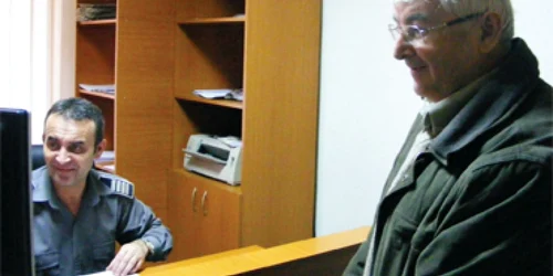 Tot mai puţini oameni vin să înmatriculeze maşinile.