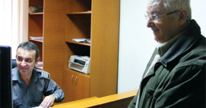 Tot mai puţini oameni vin să înmatriculeze maşinile.