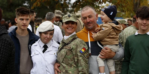 femeie armata alba jpg
