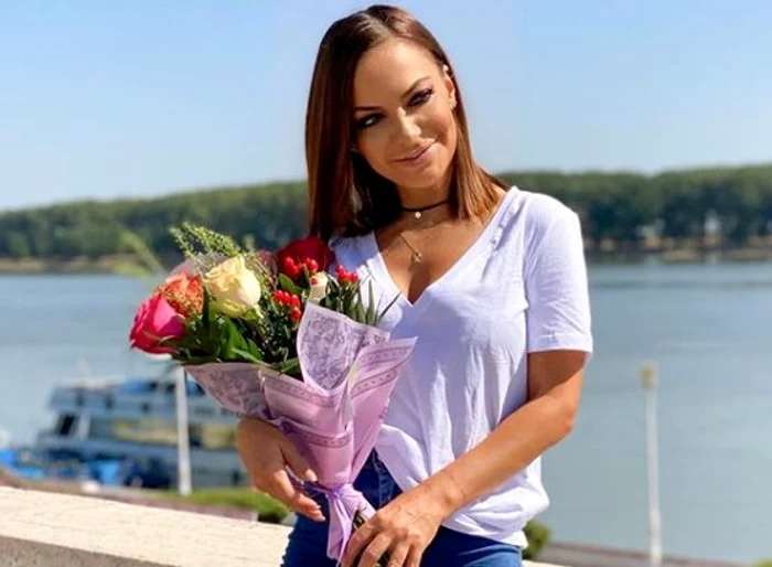 
    Mama și fiica Andreei Antonescu au sărbătorit-o pe solistă cu tort și florifoto: arhivă personală  