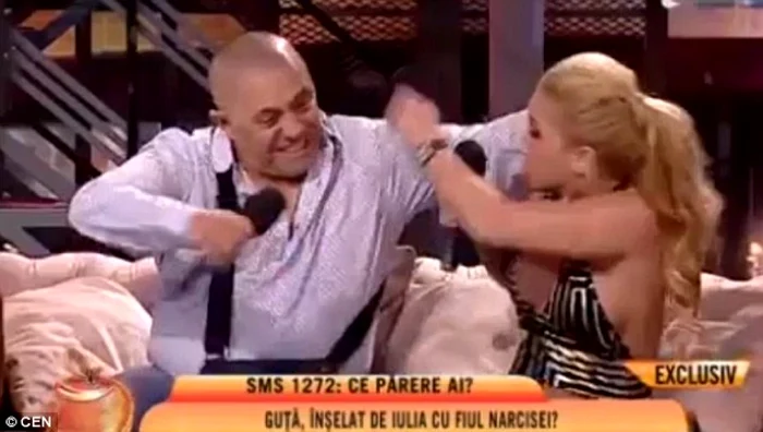 Nicolae Guţă şi-a bătut iubita în direct la emisiunea „Un Show Păcătos“, de la Antena 1 FOTO Captură „Daily Mail“