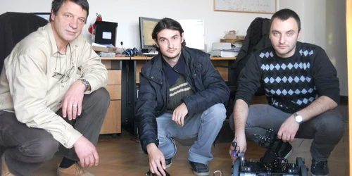 „Părinţii“ roboţelului - Mihai Băncişor și Ciprian Cărbunaru, alături de profesorul lor, Mircea Alexandru Dăbâcan