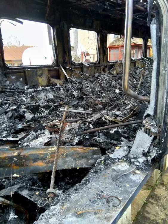 Așa arată acum interiorul unui vagon mistuit de flăcări