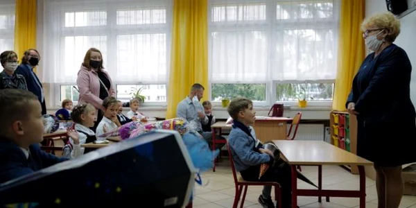 Prima zi de şcoală în Polonia copiii nu poartă măşti în clasă  FOTO EPA-EFE /  Andrzej Grygiel