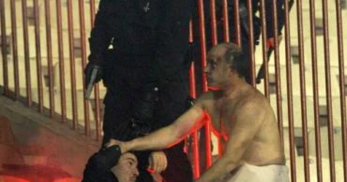 FOTBAL: Un francez bătut de fanii din Belgrad se zbate între viaţă şi moarte