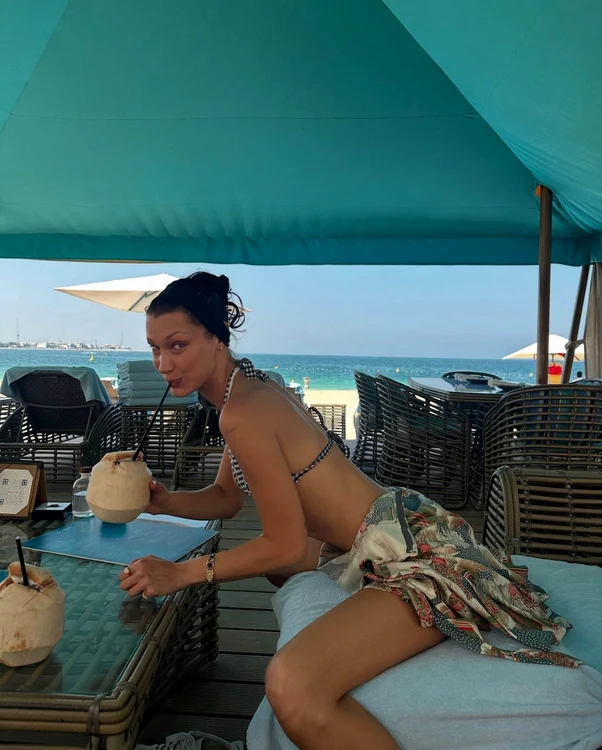 Bella Hadid s-a bronzat pe plajele din Dubai (Foto: Profimedia/Instagram)