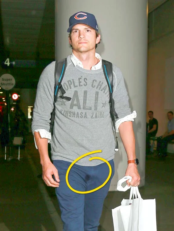 Ashton Kutcher surprins de fotografi cu pantalonii uzi...foto: hepta