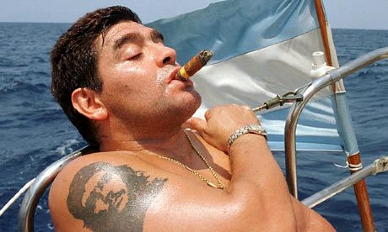 Diego Maradona a gustat din plin din plăcerile vieţii, chiar dacă acest stil i-a grăbit sfârşitul