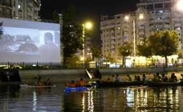 Spectatorii au urmărit filme în bărcile lansate pe râul Dâmboviţa  FOTOGRAFII: David Muntean