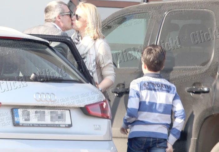 Ioana îl sărută pe proaspătul său iubit, Brent, chiar sub ochii băieţelului ei, Mihai