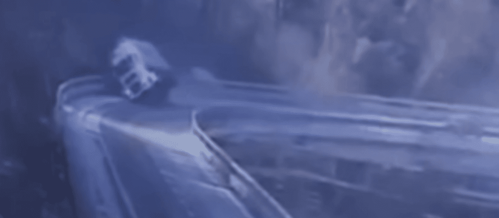 Momentul în care TIR-ul condus de un român cade de pe un viaduct din Italia VIDEO