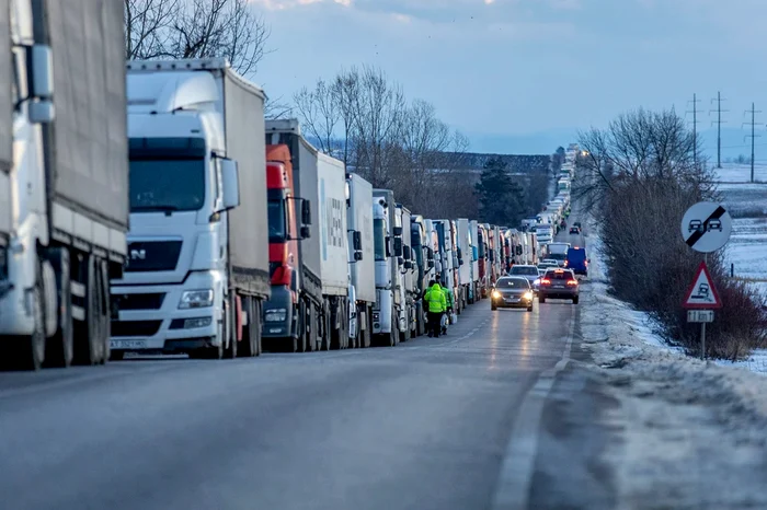 Coloana de camioane pe DN 2 FOTO arhivă Adevărul