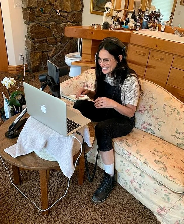 Demi Moore, de 57 de ani, și-a pus canapea în baie și lucrează de aici făcând transmisiuni LIVE de pe laptopfoto: Instagram