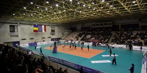 Sala din Buzău a găzduit, după meciurile lui HCM Constanţa, şi prima partidă de volei din Liga Campionilor