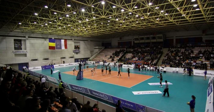 Sala din Buzău a găzduit, după meciurile lui HCM Constanţa, şi prima partidă de volei din Liga Campionilor