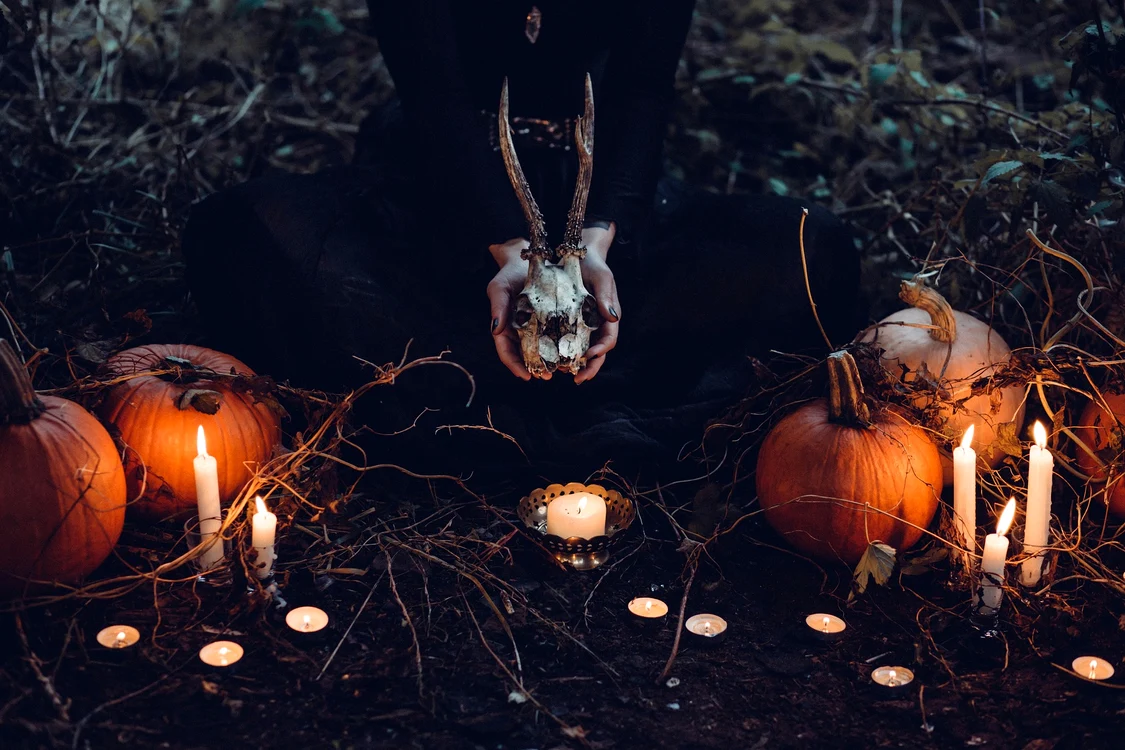 Dovleci si lumanari aprinse intr-un cadru de halloween
