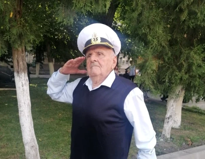 Bunicul salută la 83 de ani FOTO Şcoala Militară Maiştri de Marină