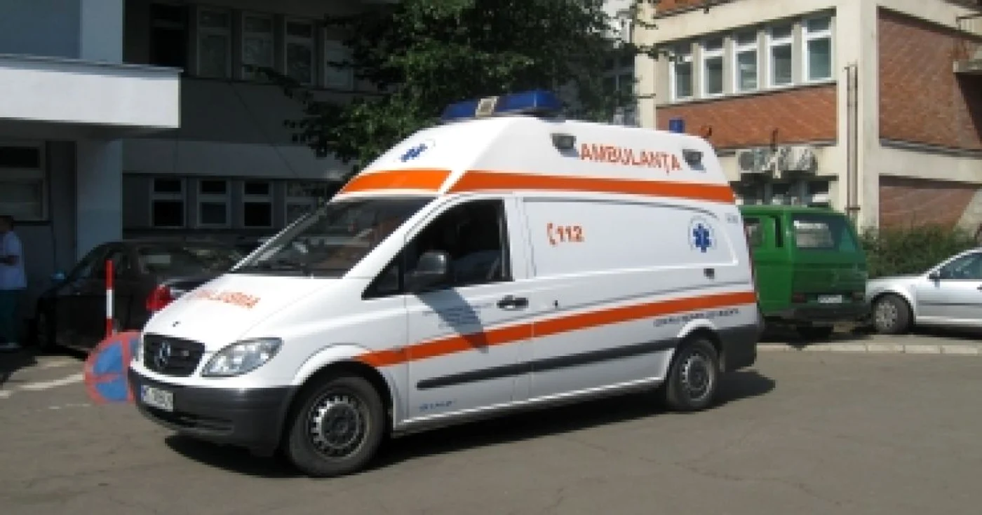 Şoferul a fost transportat de urgenţă la spital