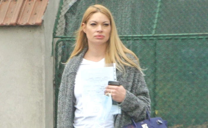 Au trecut numai două săptămâni de când le-a adus pe lume pe gemene şi Valentina Pelinel arată deja impecabilFoto: Mihai Ionescu