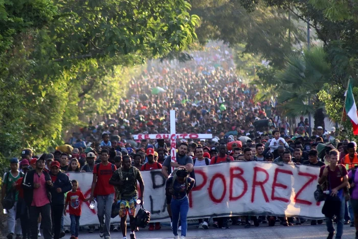Mii de persoane s-au alăturat caravanei Foto EPA EFE