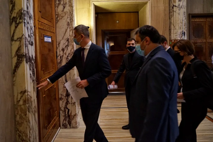 Miniştrii USR PLUS şi-au depus demisiile la Palatul Victoria. FOTO: Facebook/ Dan Barna