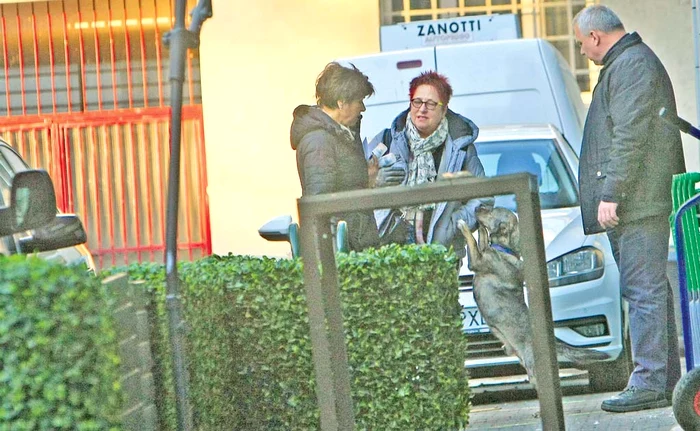 Fotoreporterii Click! au surprins-o pe afaceristă în timp ce îi oferea atenţie patrupedului