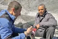Preşedintele  american se  strâmbă când  vede carnea  însângerată  de peşte    jpeg