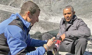 Preşedintele  american se  strâmbă când  vede carnea  însângerată  de peşte    jpeg