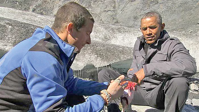 Preşedintele  american se  strâmbă când  vede carnea  însângerată  de peşte...