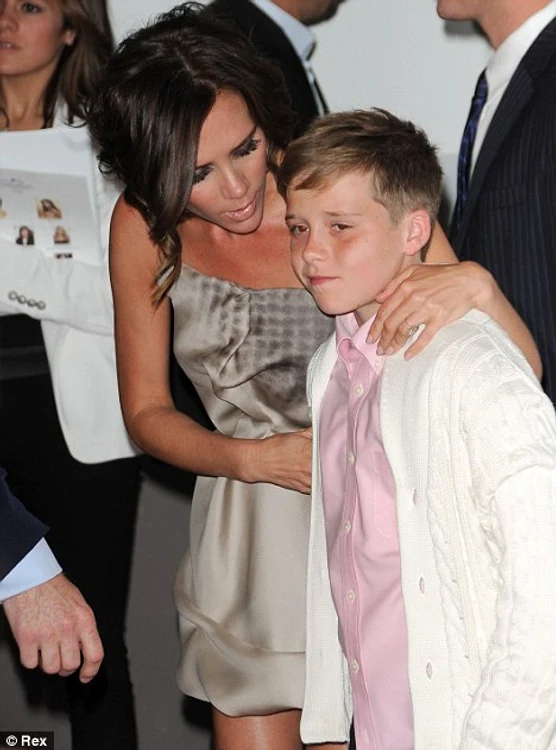 
    Victoria Beckham a avut grijă ca fiul ei să se simtă în largul lui la eveniment Foto: Daily Mail  