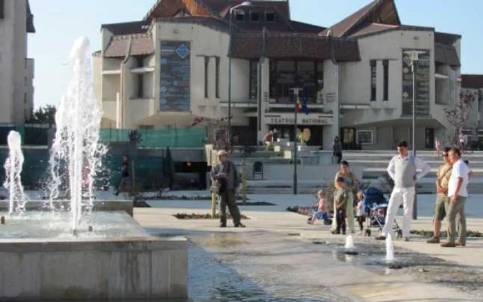 Piaţa Teatrului a fost deschisă trecătorilor