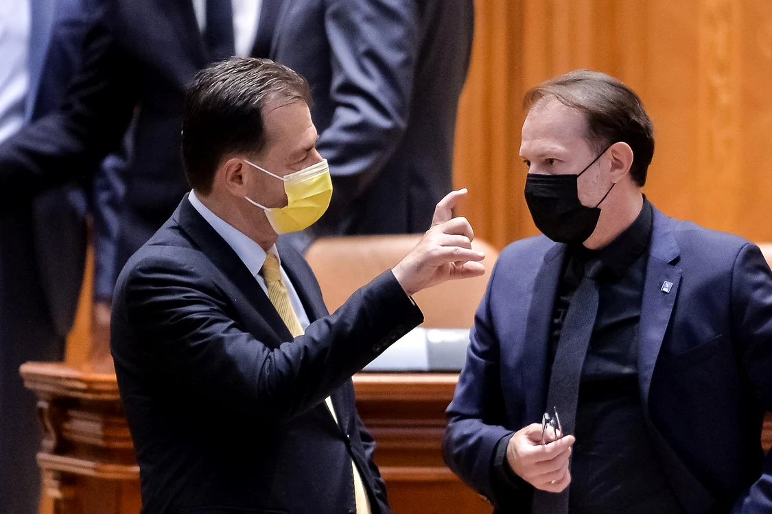 
    Ludovic Orban a fost lăsat singur pe tot rândul de scaune la Cluj, fiind ironizat de primarul Emil BocFoto: monitoruldecluj.ro  