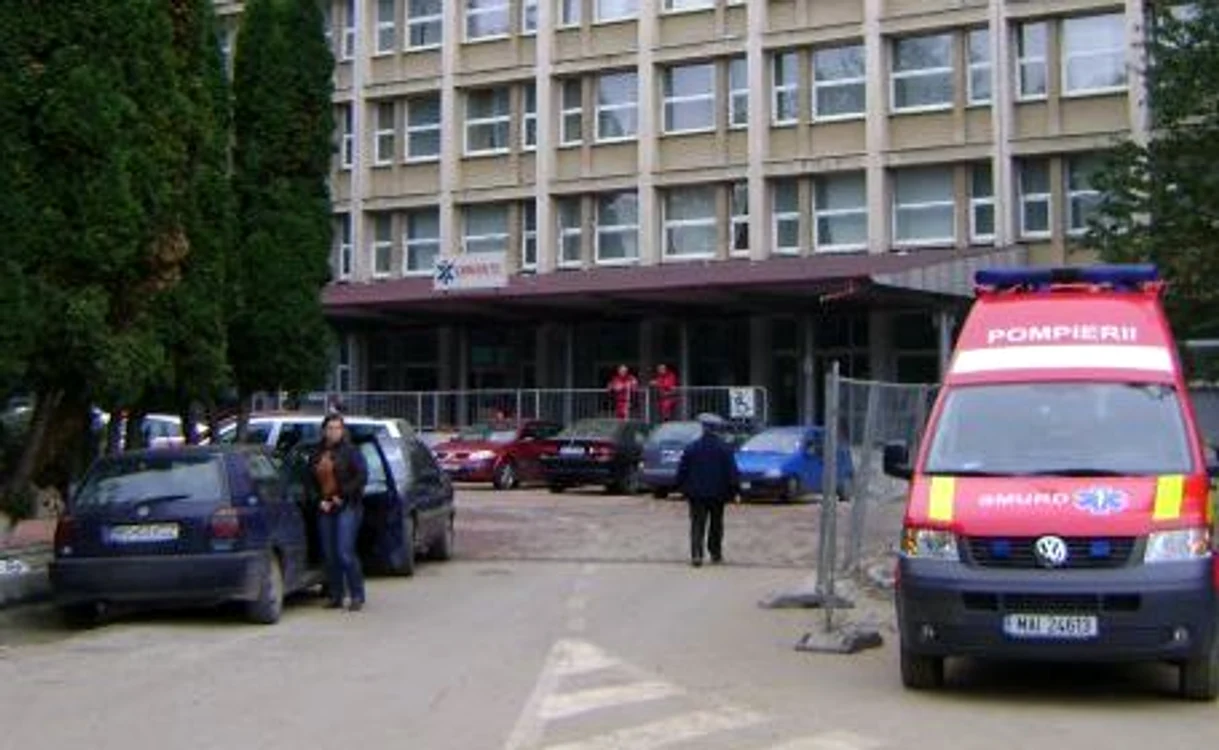 
    Bărbatul a fost adus de urgenţă la Spitalul Judeţean, dar nu a mai putut fi salvat  