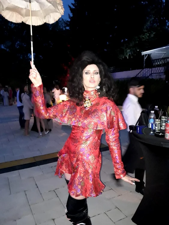 Iulia Albu a purtat o ținută în stilul ei caracteristic 