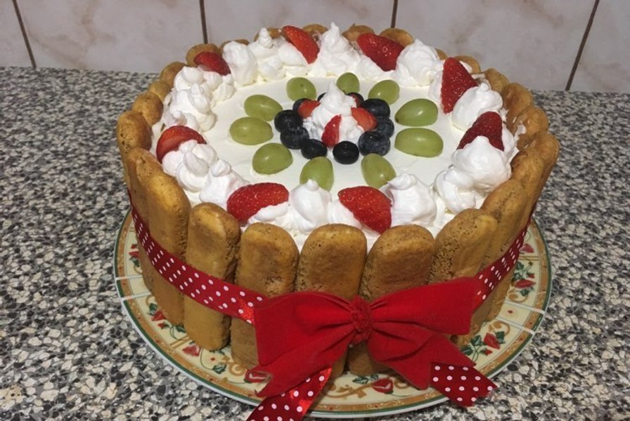 Tortul cu blat de pișcoturi care nu trebuie să lipsească de pe masa de Crăciun. Este delicios și se prepară foarte repede