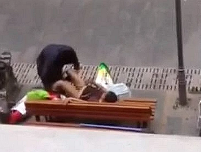 
    Cei doi au început să facă sex în public, chiar dacă pe lângă ei mai treceau alți oamenifoto: captură video  